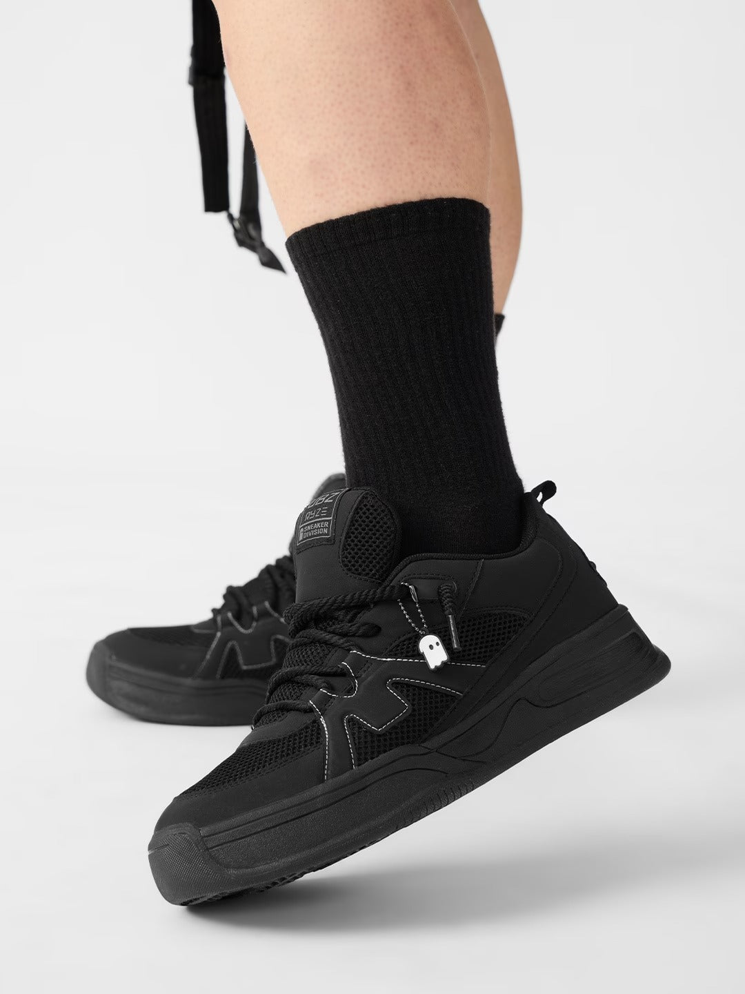 Shoevy All-Black Low-Top Sneakers | Minimal Casual Everyday Shoes